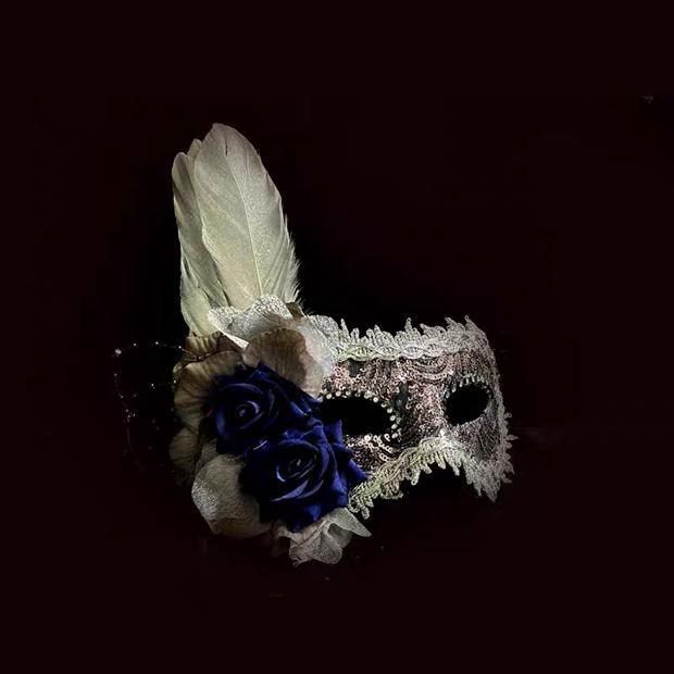 Artistic design details of the Purple Floral Feathers Masquerade Mask