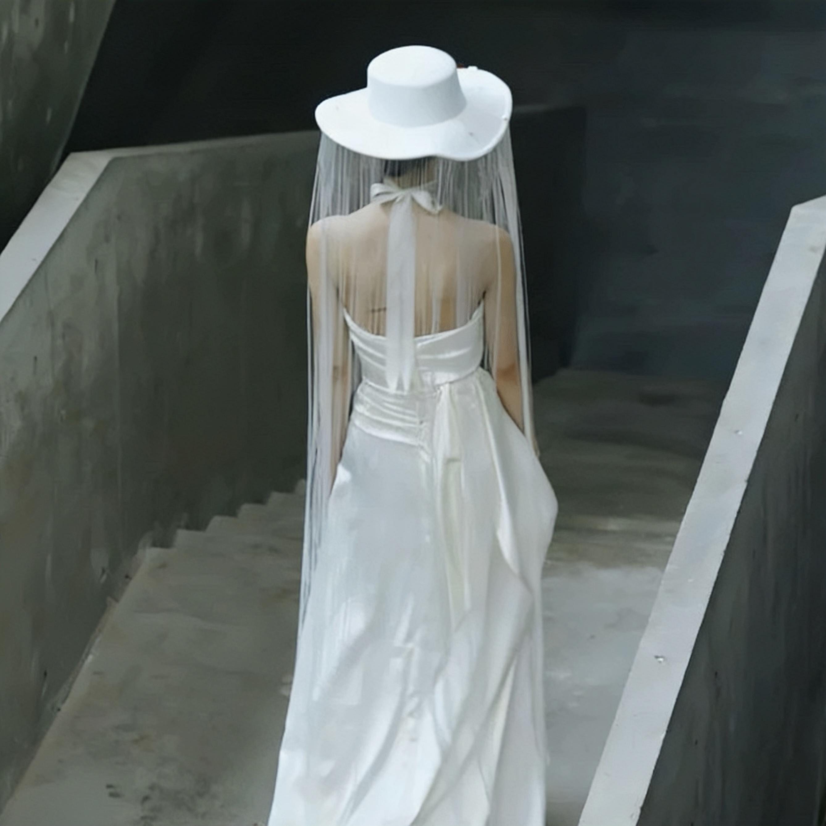 Additional handmade details of the White Long Fringe Pearl Studs Hat