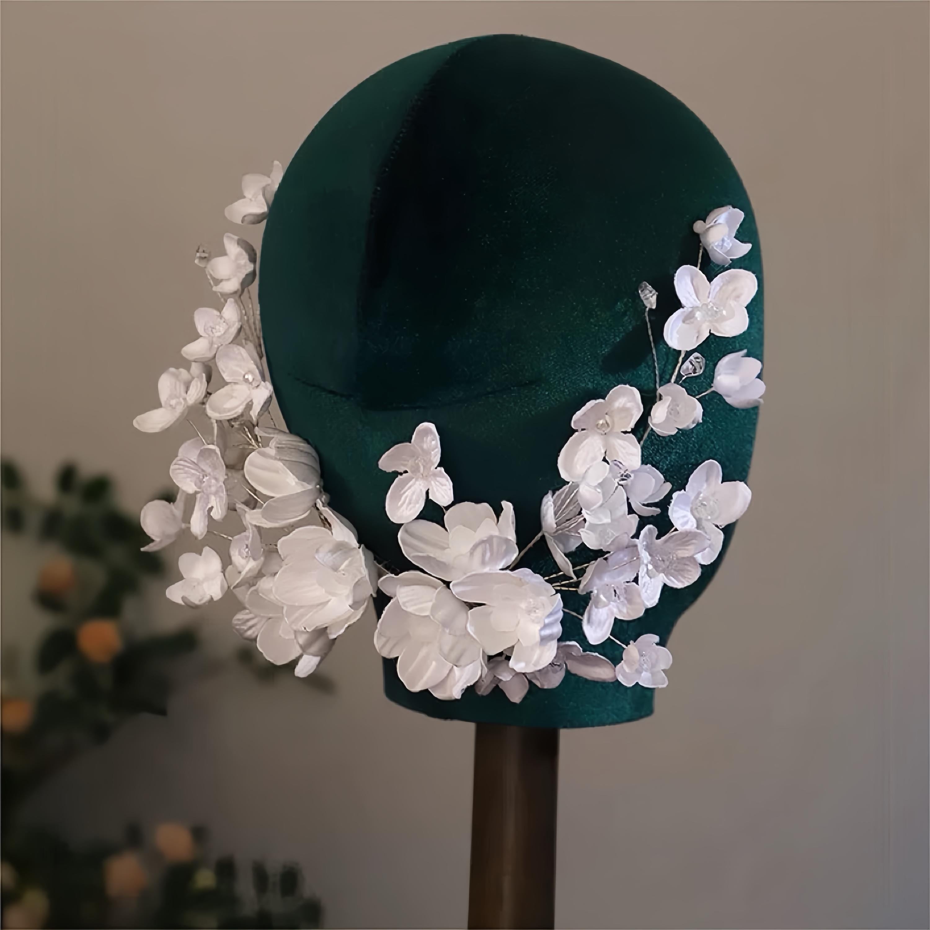 Detailed view of the handmade White Flower Set Hair Clip